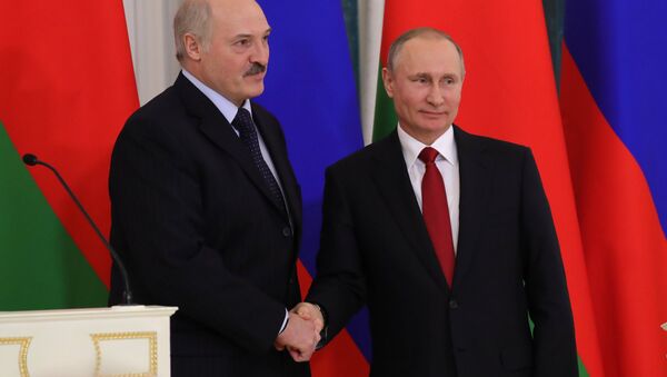 Президент РФ Владимир Путин и президент Белоруссии Александр Лукашенко (слева) в Стрельне, 3 апреля 2017 - Sputnik Latvija