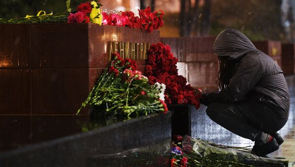 Цветы в память о погибших в метро Санкт–Петербурга - Sputnik Latvija
