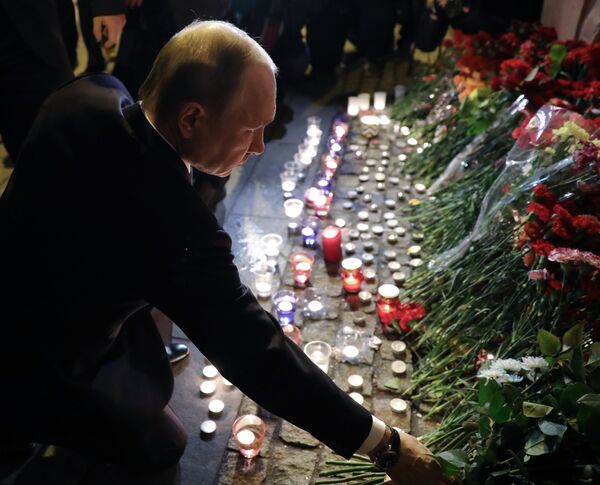 Президент РФ В. Путин возложил цветы у станции метро Технологический институт Президент РФ В. Путин возложил цветы у станции метро Технологический институт - Sputnik Latvija
