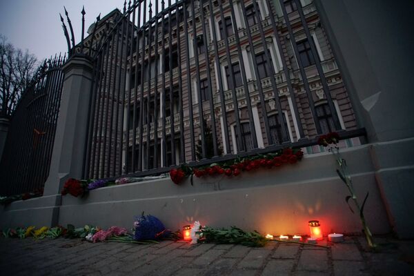 Цветы у посольств РФ в странах мира в память о погибших при взрыве в Санкт-Петербурге Цветы у посольств РФ в странах мира в память о погибших при взрыве в Санкт-Петербурге - Sputnik Latvija