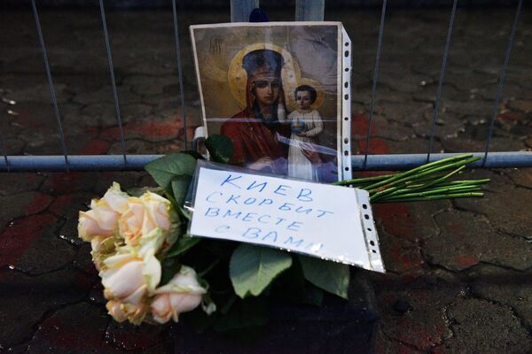 Цветы у посольств РФ в странах мира в память о погибших при взрыве в Санкт-Петербурге Цветы у посольств РФ в странах мира в память о погибших при взрыве в Санкт-Петербурге - Sputnik Latvija