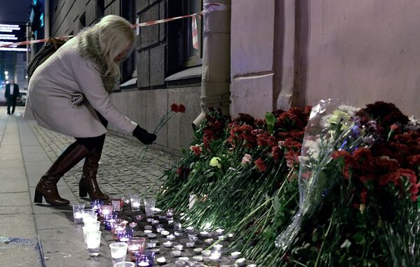 Цветы в память о погибших в метро Санкт–Петербурга Цветы в память о погибших в метро Санкт–Петербурга - Sputnik Latvija