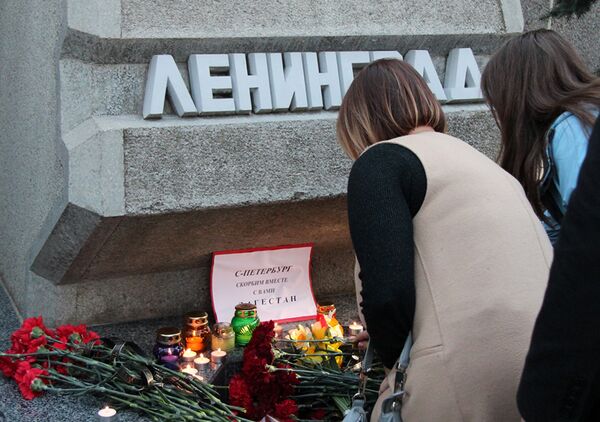 Цветы в память о погибших в метро Санкт–Петербурга Цветы в память о погибших в метро Санкт–Петербурга - Sputnik Latvija
