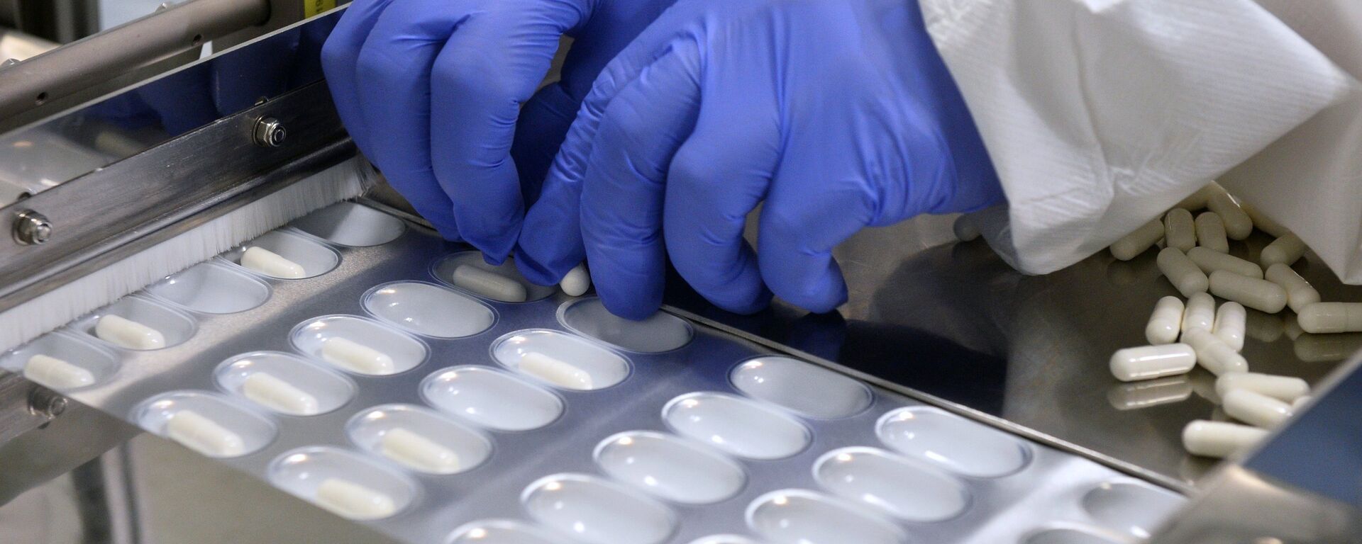 Упаковка в блистеры в лабораторно-промышленном комплексе - Sputnik Латвия, 1920, 21.03.2023