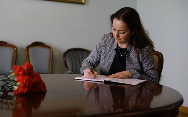 Посол Венгрии в Латвии госпожа Адриен Мюллер делает запись в книге соболезнований в посольстве России Посол Венгрии в Латвии госпожа Адриен Мюллер делает запись в книге соболезнований в посольстве России - Sputnik Латвия