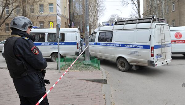 Сотрудник полиции на месте взрыва у школы в Ростове-на-Дону - Sputnik Латвия