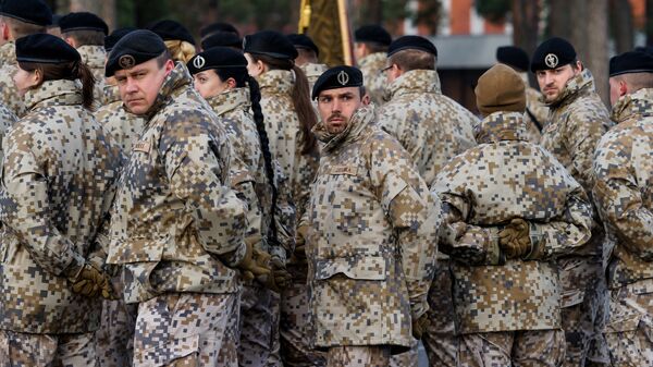 Солдаты латвийской армии в строю - Sputnik Латвия