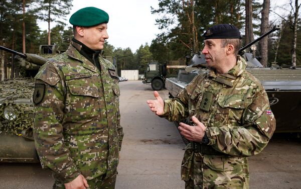 Словацкий и английский военные беседуют о службе Словацкий и английский военные беседуют о службе - Sputnik Латвия