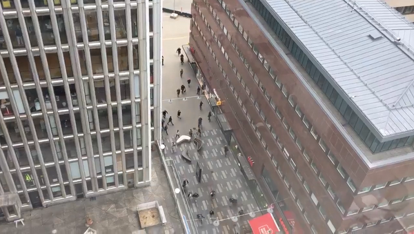 Люди убегали от места наезда грузовика на толпу пешеходов в Стокгольме - Sputnik Латвия
