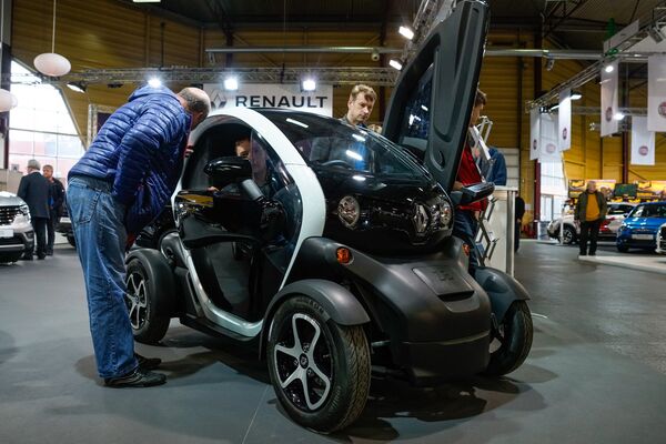 На стенде Renault особый интерес вызвал Renault Twizy ZE, двухместный электрический городской автомобиль На стенде Renault особый интерес вызвал Renault Twizy ZE, двухместный электрический городской автомобиль - Sputnik Латвия