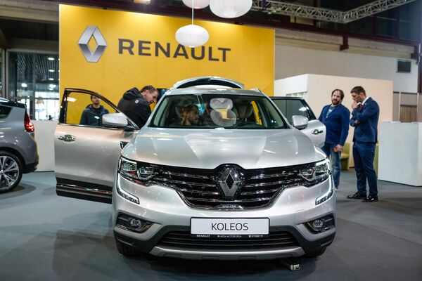 Компактный кроссовер Renault Koleos, модель прошла рестайлинг в 2016 году Компактный кроссовер Renault Koleos, модель прошла рестайлинг в 2016 году - Sputnik Латвия