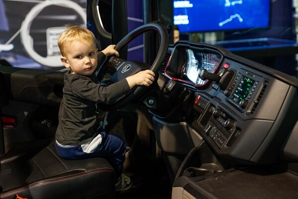 Ребенок за рулем большегрузной Scania Ребенок за рулем большегрузной Scania - Sputnik Латвия