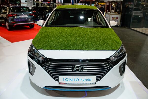 Hyundai Ioniq – первый гибридный автомобиль Hyundai Motor Company, сочетающий элементы как гибридного (Plug-in), так и электромобиля Hyundai Ioniq – первый гибридный автомобиль Hyundai Motor Company, сочетающий элементы как гибридного (Plug-in), так и электромобиля - Sputnik Латвия