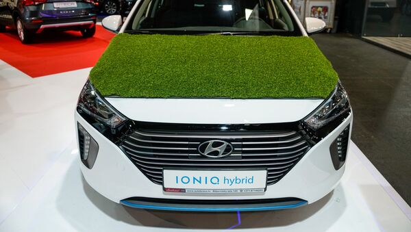 Hyundai Ioniq – первый гибридный автомобиль Hyundai Motor Company, сочетающий элементы как гибридного (Plug-in), так и электромобиля - Sputnik Latvija