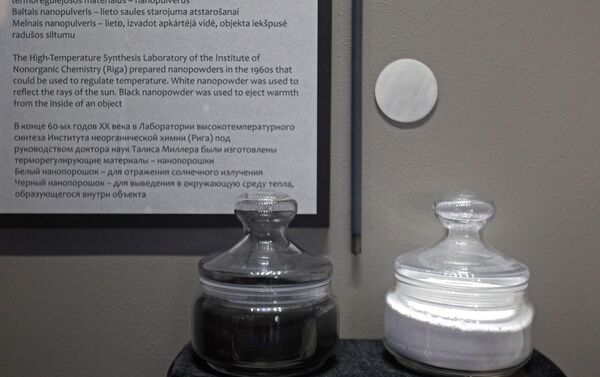 Терморегулирующие нанопорошки - белый и черный, изготовленные в конце 60х годов 20 века для нужд космической промышленности Терморегулирующие нанопорошки - белый и черный, изготовленные в конце 60х годов 20 века для нужд космической промышленности - Sputnik Латвия