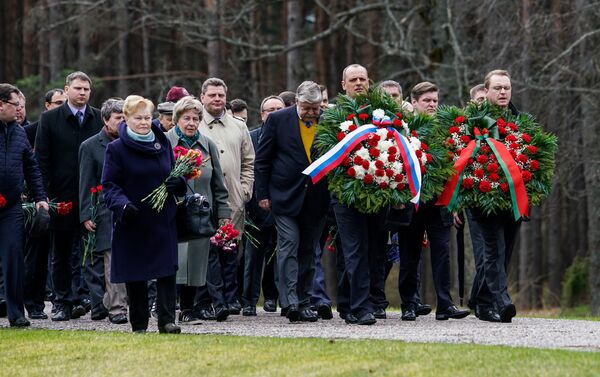Церемония возложения венков в Международный день освобождения узников нацистских концлагерей - Sputnik Латвия