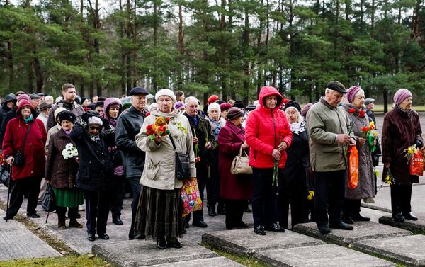 Церемония возложения цветов в Международный день освобождения узников нацистских концлагерей - Sputnik Латвия