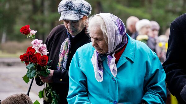 Церемония возложения цветов в Международный день освобождения узников нацистских концлагерей Церемония возложения цветов в Международный день освобождения узников нацистских концлагерей - Sputnik Латвия