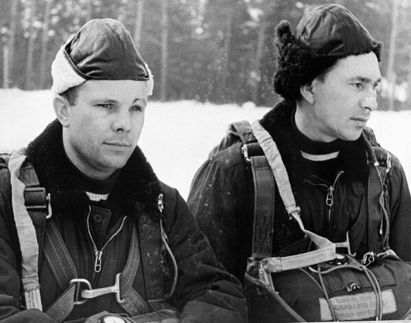 Летчики Юрий Гагарин (слева) и Павел Беляев, члены первого отряда космонавтов Летчики Юрий Гагарин (слева) и Павел Беляев, члены первого отряда космонавтов - Sputnik Латвия