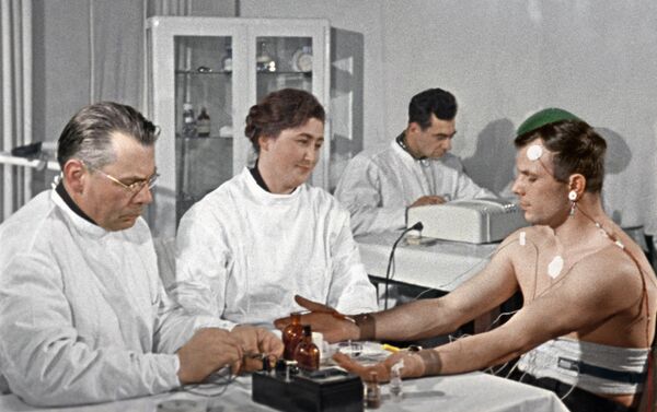 Kosmonauts Jurijs Gagarins pirms lidojuma kosmosā. Kadrs no dokumentālās filmas Pirmais reiss uz zvaigznēm Kosmonauts Jurijs Gagarins pirms lidojuma kosmosā. Kadrs no dokumentālās filmas Pirmais reiss uz zvaigznēm - Sputnik Latvija