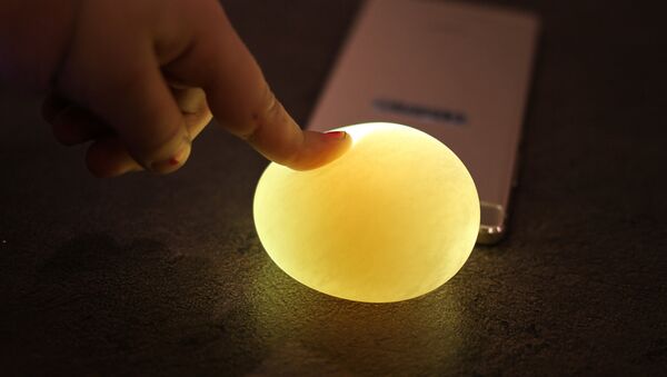 Теперь это “резиновое” яйцо светится насквозь - Sputnik Латвия