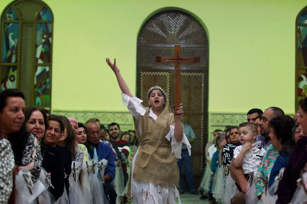 Иракские христиане присутствуют на Пасхальном празднике Святого Георгия Халдей в Багдаде - Sputnik Латвия
