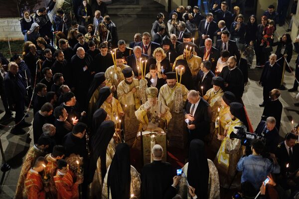 Вселенский Патриарх Варфоломей I, в центре, духовный лидер православных верующих со всего мира, ведет пасхальное богослужение Воскресения в Патриаршем соборе Святого Георгия в Стамбуле - Sputnik Латвия