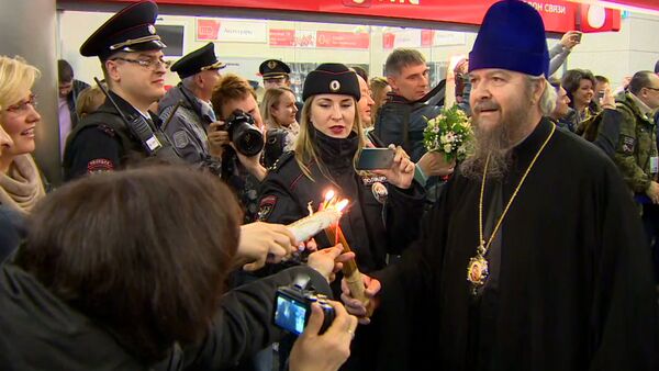Верующие встречали привезенный из Иерусалима Благодатный огонь в аэропорту Внуково - Sputnik Латвия