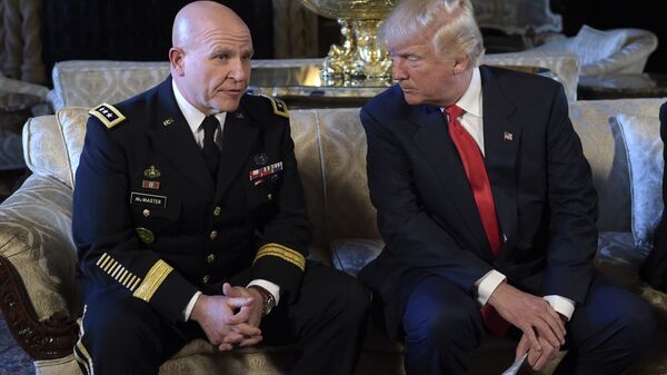 Президент Дональд Трамп и генерал-лейтенант армии  Герберт Макмастер (слева) - Sputnik Латвия
