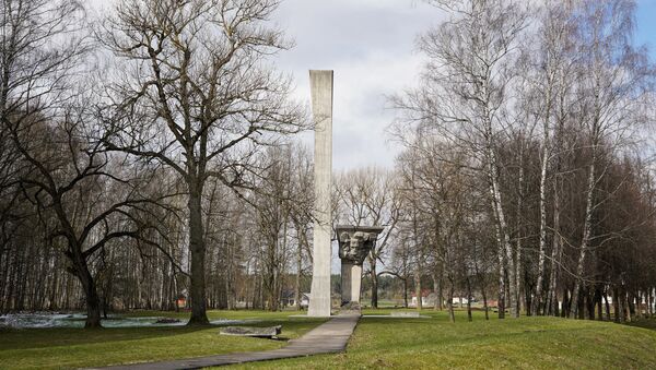 Мемориальный комплекс на месте лагеря для советских военнопленных в Саласпилсе - Sputnik Латвия