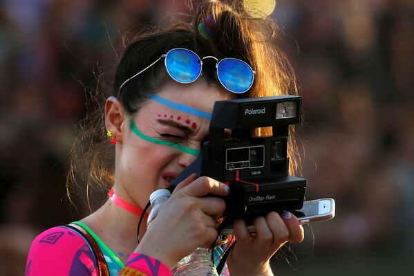 Девушка фотографирует на камеру Полароида на Коачелла-фест - Sputnik Латвия