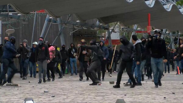 Демонстранты забрасывали камнями полицейских на акции против Ле Пен в Париже - Sputnik Latvija