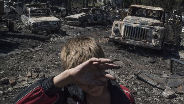 Последствия обстрела поселка Лозовое в Донецкой области - Sputnik Латвия