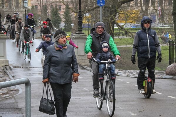 Твидовый заезд на велосипедах в Риге Твидовый заезд на велосипедах в Риге - Sputnik Латвия