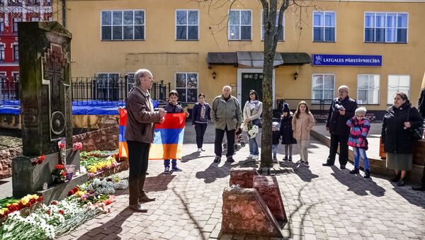 Hačkars – piemineklis genocīda upuriem Rīgā, atklāts 1990. gadā. - Sputnik Latvija