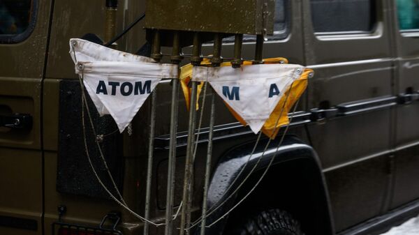 По сценарию учений противник разрушил химическое производство, но судя по флажкам обозначения заражения еще и применил ядерное оружие - Sputnik Latvija
