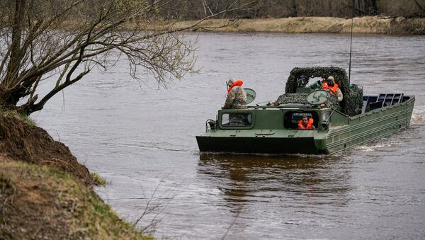 В форсировании реки Гауи принимает участие плавающий транспортер ПТС латвийской армии - Sputnik Латвия