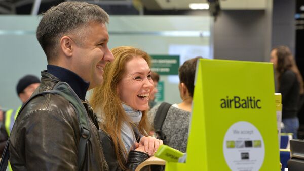 Пассажиры регистрируются на рейс у стойки регистрации airBaltic - Sputnik Latvija