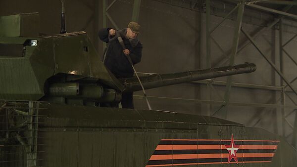 Как танки Армата готовят к параду Победы в Москве - Sputnik Латвия