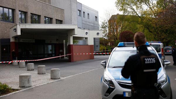 В берлинском районе Кройцберг мужчина напал на полицейских возле местной больницы, 27 апреля 2017 - Sputnik Латвия