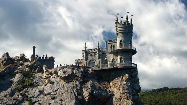 Замок Ласточкино гнездо на береговой скале в поселке Гаспра в Крыму - Sputnik Латвия