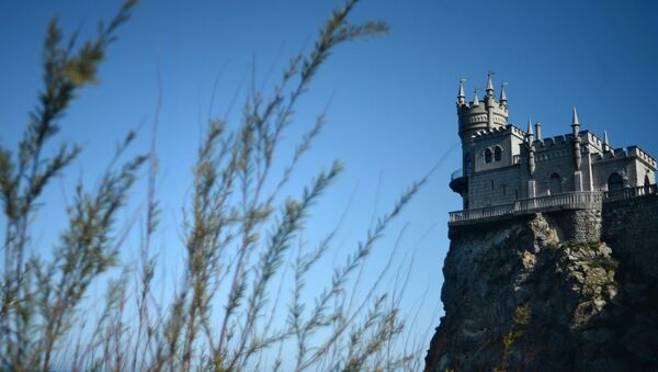 Памятник архитектуры Ласточкино гнездо на Аврориной скале мыса Ай-Тодор в Ялтинском районе Крыма - Sputnik Латвия