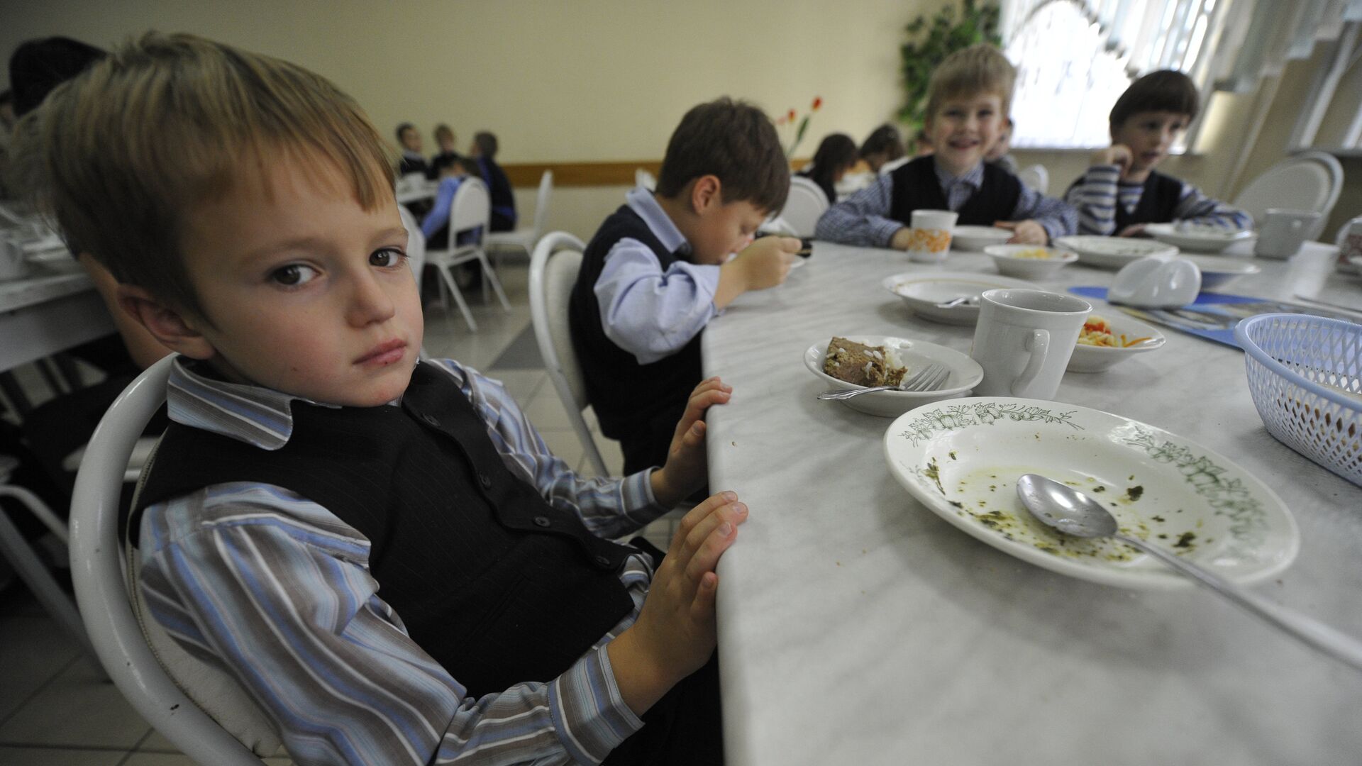 Дети обедают в школьной столовой - Sputnik Латвия, 1920, 04.02.2021