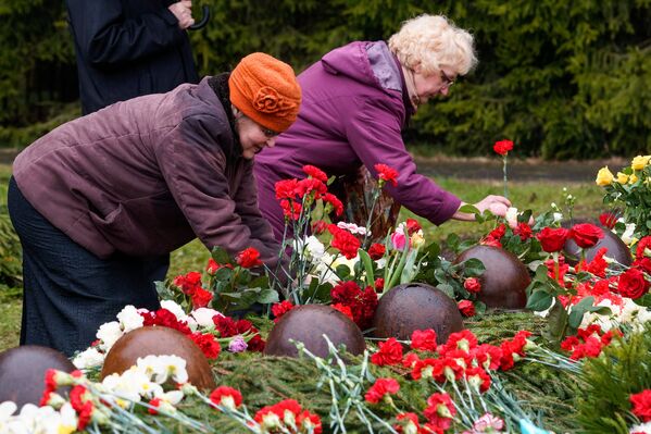 Женщины возлагают цветы в память о советских войнах, погибших во Второй мировой войне на территории Латвии - Sputnik Латвия