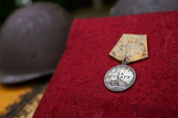 Медаль За отвагу удалось обнаружить во время поисковых работ - Sputnik Латвия
