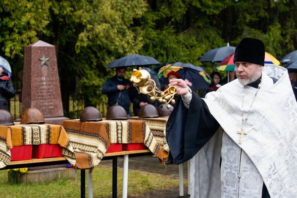 Отпевание проводил священник Русской Православной церкви в Латвии иерей Валентин - Sputnik Латвия