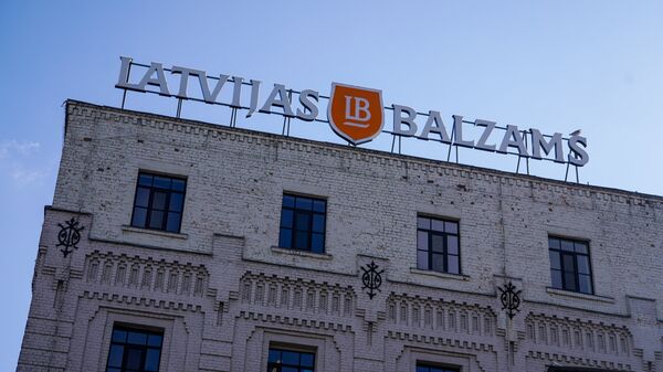 Фасад и логотип здания завода производства алкогольной продукции Латвияс Бальзамс - Sputnik Latvija