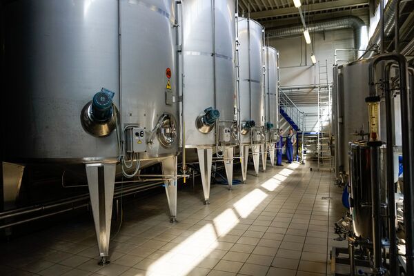 В цистернах хранится готовый алкоголь, который затем поступает на линии разлива и упаковки В цистернах хранится готовый алкоголь, который затем поступает на линии разлива и упаковки - Sputnik Латвия