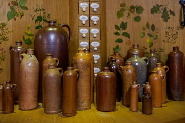 Эволюция глиняной бутылки для Рижского бальзама Эволюция глиняной бутылки для Рижского бальзама - Sputnik Латвия