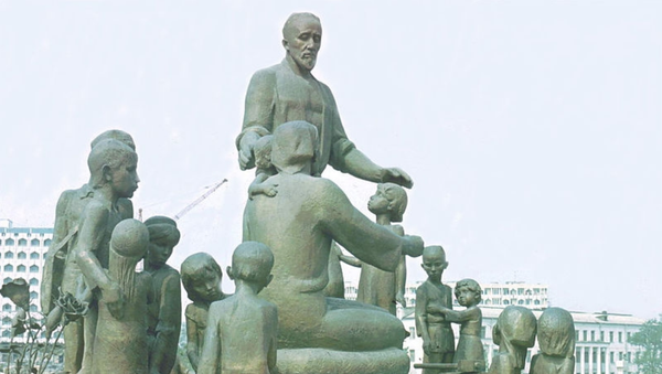 Памятник семье Шоахмеда и Бахри Шомахмудовых - Sputnik Латвия